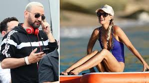 Suivez moi sur twitter @lhallyday. Cyril Hanouna En Couple Avec Laeticia Hallyday Veuve De Johnny Il Brise Le Silence En Direct