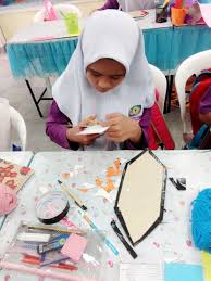 Dalam seni teater, pelakon seni perlu menguasai beberapa kemampuan seperti kemampuan bermain peran, memahami pembuatan setting. My Lovely Day Book Pendidikan Seni Visual 6 Alpinia