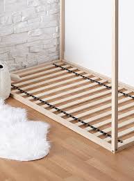 Lit simple au style intemporel en tissu gris foncé. Le Sommier A Lattes Pour Lit Simple Gautier Studio Articles Pour Enfants Accessoires Deco Simons