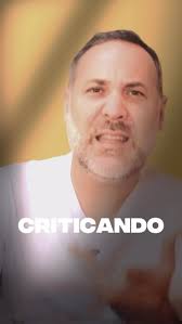 Vivimos apurados por entender al otro, pero no por comprenderlo. Juzgamos  antes de escuchar, etiquetamos antes de mirar con atención. Olvidamos que  cada cabeza es un mundo y que cada persona es