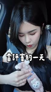 在迦納共和國離婚如果有一首歌可以代表遺憾那一定是它。  迦納，非洲西部的一個國家據說在加納共和國，夫妻若決定離婚，必須穿著結婚當天的婚紗和西裝出席離婚儀式。 同樣的地點，同樣的人