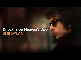 Mama, take this badge from me / i can't use it anymore / it's getting dark, too dark to see / feels like i'm knockin' on heaven's door / / knock, knock, knockin' on heaven's door / hey, hey, hey, hey, yeah Knocking On Heaven S Door Bob Dylan Lyrics à¹à¸›à¸¥à¹„à¸—à¸¢ Youtube