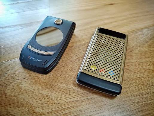 Inspired by the excellent #StrangeNewWorlds, I've liberated 2 very different @StarTrek phones from my archive. L: 2006's HTC 3125, sold in some markets as the "HTC Startrek," on loan from @greengart. R: