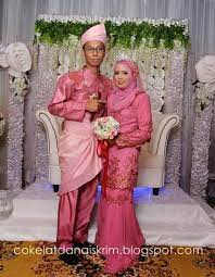 Terdapat berbagai jenis baju pengantin lelaki yang boleh didapati daripada jenis tradisional, moden, barat dan sebagainya. Baju Kahwin Warna Pink