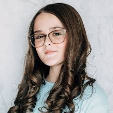 Ariel Peyton's Instagram, Twitter & Facebook