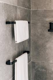 Menu Badetuchhalter Der Menu Badetuchhalter Prasentiert Sich Im Elegant Puristischen Design Mit Badetuchhalter Handtuchhalter Schwarz Badezimmer Aufbewahrung