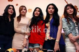 Kevin aprilio dan elma princess dikabarkan 'putus sementara' karena masalah perbedaan keyakinan. Kevin Aprilio Pilih Personel Princess Pakai Perasaan