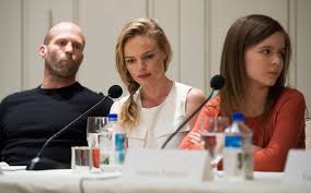 Nació con heterocromía del iris, que hace que uno de sus ojos presente una sección de color avellana y otra completamente azul (siendo su color predominante el azul). Kate Bosworth Jason Statham Izabela Vidovic Kate Bosworth And Jason Statham Photos Zimbio