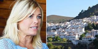 Det är ett rosa hus med stor takterrass med utsikt över hav och takåsar. Pernilla Wahlgren Trappar Upp Marbella Braket Stoppa Pressarna Kandisar Kandisnytt Hant Extra Se Hor Noje