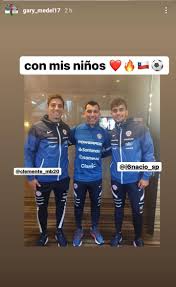 Clemente josé montes barroilhet (born 25 april 2001) is a chilean professional footballer who plays as a forward for chilean club universidad católica. Chile Vs Bolivia Gary Medel Comparte Foto Con Ignacio Saavedra Y Clemente Montes Universidad Catolica Redgol