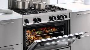 Bei ikea findest du außerdem unterschiedliche servierwagen, die sich perfekt als zusätzlichen arbeitsplatz in kleinere küchen integrieren lassen. Ikea Effiziente Kuchen Und Elektrogerate Youtube