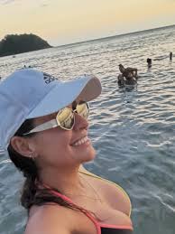 A vida com certeza é mais gostosa na praia, no bronze, no verão!  🌊🐚🪸😎🌴🌞🎉🥥🫶🏼