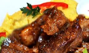 Pastramă la ceaun, dat betekent zo ongeveer pastrami uit de ketel: Pastrama De Oaie La Tigaie Cu Mamaliguta 250 Gr Restaurant Casa Luica Berceni