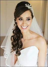 Brautfrisur Mit Schleier Halb Offen Und Seitlich Getragen Frau Frisuren Brautfrisur Frau Frisuren Getr Brautfrisur Hochzeitsfrisuren Frisur Hochzeit