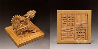 Bảng tra niên mệnh (sinh mệnh), cung mệnh (cung phi), nạp âm, màu sắc hợp tuổi, con số hợp tuổi, hướng hợp tuổi, giải nghĩa theo tuổi từ 1930 đến 2030. Lang Nghá» Viá»‡t Nam