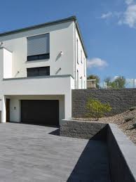 Stutzmauersystem Fur Hohe Anspruche Zur Befestigung Von Hangen Und Boschungen Moderne Gestaltung Mit Mauer Und Pfla Hofeinfahrt Betonblock Garten Balkon Dekor