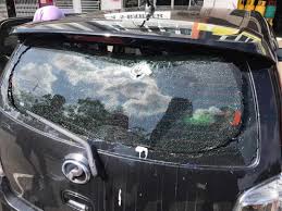 Utk makluman semua… jika terdapat/ternampak alat seperti gambar dibawah ini di simpan dlm motorsikal atau di bawa seseorang ianya adalah satu alat yg dicipta utk memecahkan cermin tingkap m/kar di traffic lights atau masa berhenti m/kar dan mengambil beg mangsa… Simpan Spray Iron Dalam Kereta Wanita Jadi Saksi Cermin Kereta Meletup