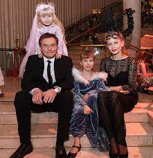 Он был женат и на все вопросы о том, какие их связывают отношения, отвечал, что актриса стала для него музой. Aleksej Uchitel I Yuliya Peresild Razvivayut Sposobnosti Docherej Starhit Ru