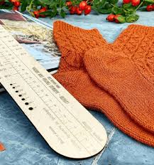 Socken sind nicht gleich strümpfe. Quiltzauberei De Sockenlineal Holzlineal Mit Sockentabelle Nadelmass Fur 4 Fach Oder 6 Fach Stricksocken Tanja Steinbach Agiani Design Stricklineal Quiltzauberei De Jetzt Gunstig Kaufen