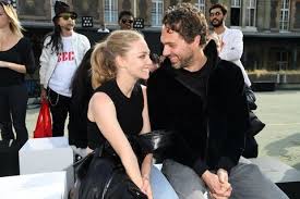 Mamma Mia 2 Stars Amanda Seyfried And Dominic Cooper Discuss Working Together After Their Split