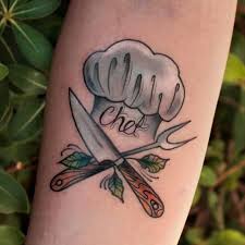 Descubra calavera humana con dos machetes cruzados. Si Eres Amante De La Cocina O Si Estudias Gastronomia Estos Tatuajes Para Chef O Amantes De La Cocina Te Encantara Culinary Tattoos Food Tattoos Baking Tattoo