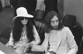 Yoko ono john lennon photo. Datei John Lennon En Echtgenote Yoko Ono Vertrekken Van Schiphol Naar Wenen In De Vert Bestanddeelnr 922 2499 Jpg Wikipedia