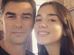 After winning two grammys—one for best new artist—dua lipa is still, somehow, introducing herself. El Papa De Dua Lipa Hizo Su Propio Festival En Kosovo