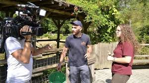 Une immersion totale dans le quotidien de ses jeunes adultes. La Fleche Une Saison Au Zoo Part Tourner En Indonesie Le Mans Maville Com