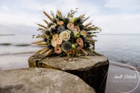 Check spelling or type a new query. Brautstrauss In Blau Turkis Und Lila Rosen Dornen Floristik Und Ambiente