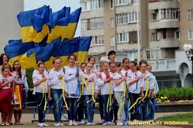 Вітальні листівки та картинки до дня конституції україни, привітання зі святами для друзів українською. U Lucku Rozpochali Svyatkuvati 23 Richnicyu Konstituciyi Ukrayini Foto