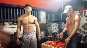 Viral sebuah video yang memperlihatkan penjual pecel lele cantik dan menjadi perbincangan di media sosial. Viral Penjual Pecel Lele Bertubuh Atletis Warganet Pasti Ngulek Sambelnya Jos Surya Kepri