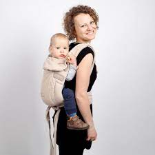 Tragetücher und viele babytragen sind schon für neugeborene geeignet. Baby Auf Dem Rucken Tragen Ab Wann Und Wie Mache Ich Das Am Besten 2021