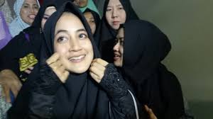 Umi pipik ingin punya menantu soleh seperti syakir daulay kiss pagi. Umi Pipik Pasrah Digosipkan Nikah Siri Dan Hamil Kumparan Com