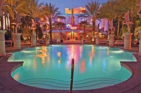 Beach Club Bar Grill At The Flamingo Las Vegas Poolside Dining And Frozen Cocktails Las Vegas Pool Las Vegas Hotels Flamingo Las Vegas