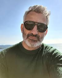 Quando ami qualcuno, la cosa migliore che puoi offrire è la tua presenza.  Come puoi amare se non ci sei? #imbianchinomodellomodelloimbianchino #m&d❤️  #model #man #monday