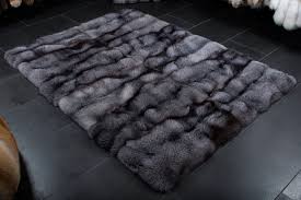 Kleine teppiche können hier genau so gefertigt werde, wie große varianten bis zu 400cm seitenlänge. Moderner Blue Frost Fuchs Teppich Aus 100 Echtfell Lars Paustian Kiel
