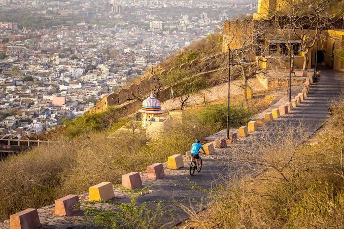 Cycling along the Aravalli trails toward Nahargarh, AI generated