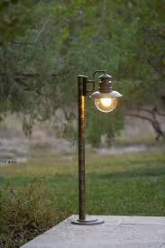 Lumieres D Exterieur 20 Jolis Luminaires A Poser Ou Suspendre Lampadaire Terrasse Luminaire Lampadaire Jardin
