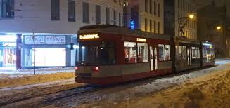 Wer in freiburg an der haltestelle steht, muss selten lange aufs nächste fahrzeug warten. Strassenbahn Du Bist Halle