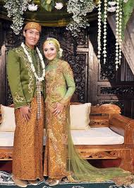Berminat untuk melakukan foto prewedding di kota solo? Busana Pengantin Berjilbab Adat Jawa Gaun Pengantin Muslim Pose Foto Pernikahan Pengantin Berhijab