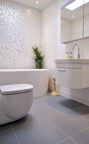 Cauti sfaturi de amenajarii a baii? Top 100 Idei De Amenajare Pentru Bai Moderne Imaginea 5 Avec Top 2b100 2bidei 2bde 2bamenaja Gray And White Bathroom Bathroom Tile Designs Modern Bathroom Tile