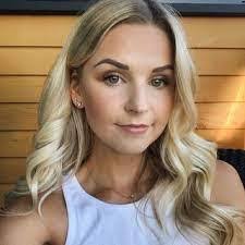 Jana Sampson's Instagram, Twitter & Facebook