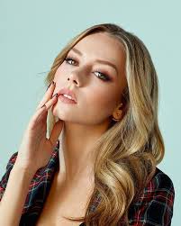 Pojawienie się surowego dyrektora i czworga nowych uczniów to znak, że murami las encinas znów wstrząsną romanse, gorące plotki i nowa tajemnica. Carla Roson Caleruega Netflix Wiki Fandom