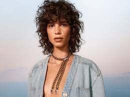Nach draußen gedrehte frisuren für frauen. Locken 3 Trend Frisuren Von Den Haute Couture Und Cruise Shows