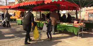 Les baux de provence 13520 d�couvrez plus de 300 villes et villages de provence avec descriptifs, visites, informations pratique, loisirs, photos et hébergements. Alpes De Haute Provence Place A L Artisanat Sur Le Marche De Manosque D Ci