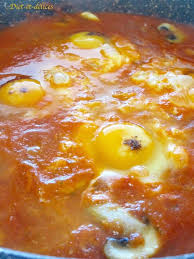 Oeufs Perdus A La Sauce Tomate Et Aux Champignons Recettes De Cuisine Sauce Tomate Recette A Base De Tomates