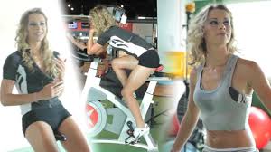 Consultante pour france télévisions sur le tour de france, marion rousse a. Marion Rousse Pour Un Shooting Tres Sexy Youtube