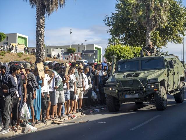 Foto: Tensión en Ceuta: migrantes emboscan a patrulla militar y dejan cuatro heridos/Cortesía