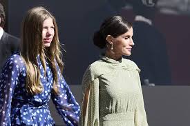Letizia di Spagna e la figlia Sofia vestono uguali: alla parata militare  con gli abiti a pois