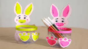 Tempat pensil seperti gambar di bawah ini dibuat dari botol bekas air mineral. Tempat Pensil Kelinci